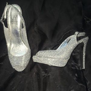 Adrianna papell silver pump heels size 6M